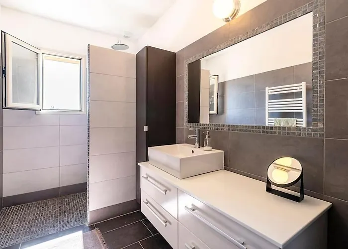 Piscine 6 Personnes-3 Chambres-climatisee * 比古里亚