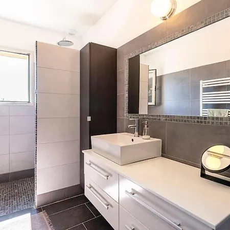 Piscine 6 Personnes-3 Chambres-climatisee * Biguglia (Corsica)